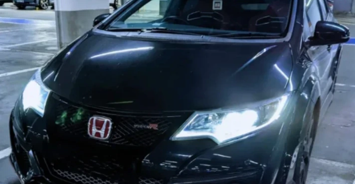 黑色Honda Civic Type R在室内停车场的车位亮着车灯。