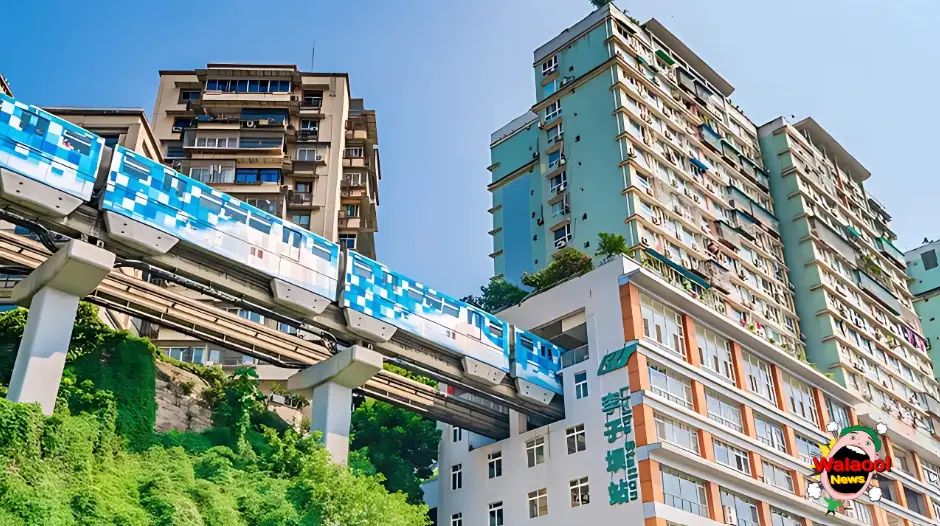 重庆李子坝轻轨穿楼而过，列车从居民楼中间驶出，成为魔幻山城的热门打卡景点