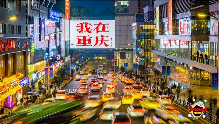 重庆观音桥步行街夜景，巨型LED屏幕显示“我在重庆”，街道车流与行人川流不息