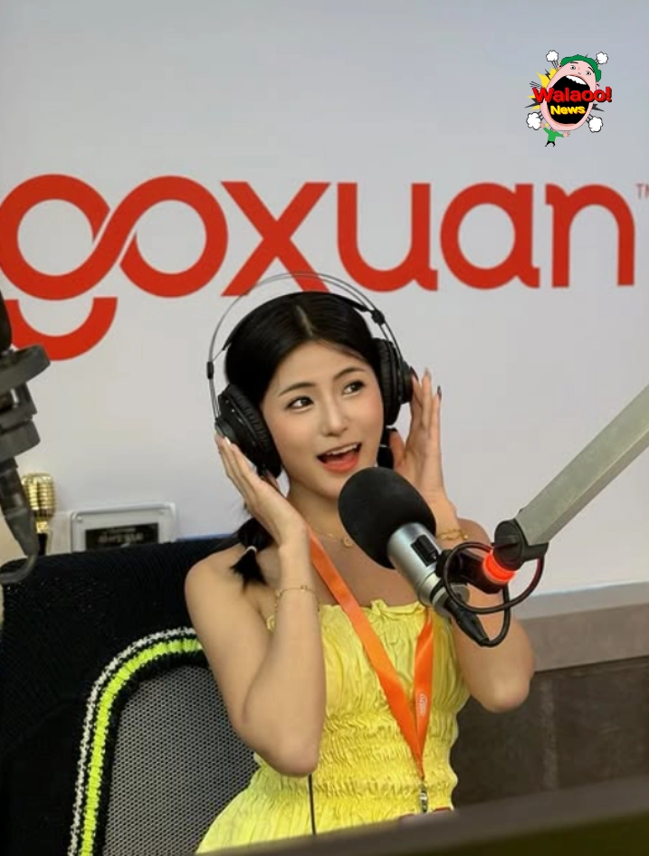 佩珊坐在电台主持席上戴耳机录音，背景为goXuan电台标志