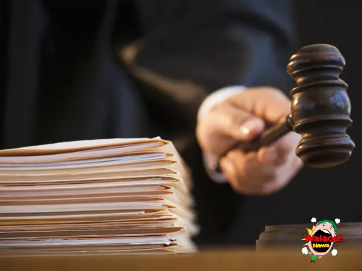 法官敲下槌子宣判案件，桌前摆放多份诉讼文件