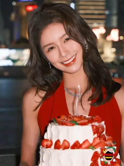 大马女神蔡卓宜身穿红裙庆生，手捧草莓蛋糕露出甜美笑容