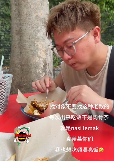 左图为Charles在餐桌前摊手比划无奈表情，右图为他低头专心吃椰浆饭