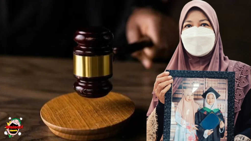 Zara母亲持女儿毕业照，神情悲痛；画面左侧是木制法槌，象征案件进入司法程序。