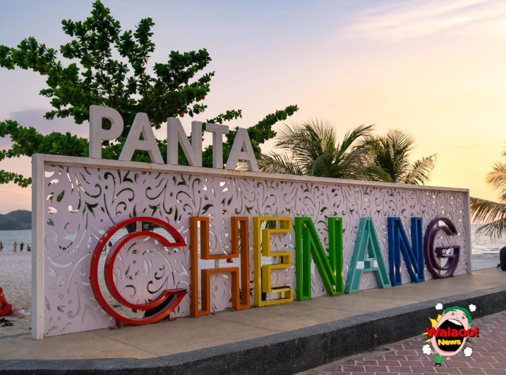 Pantai Cenang 入口彩色地标牌，黄昏时分吸引游客拍照打卡