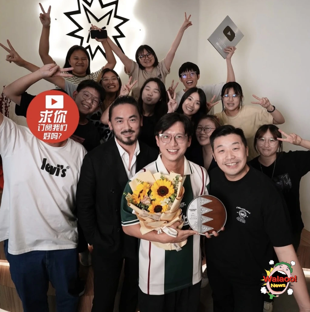 Jym与Musang King Channel团队合影，手捧鲜花奖牌现场气氛温馨