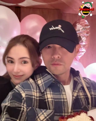 昆凌与周杰伦合影庆祝生日，背景布满粉色气球