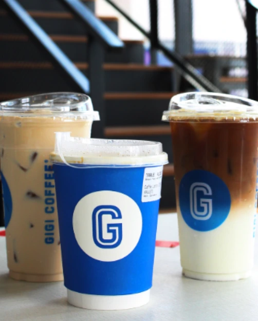 Gigi Coffee 冰拿铁与美式咖啡饮品摆放桌面