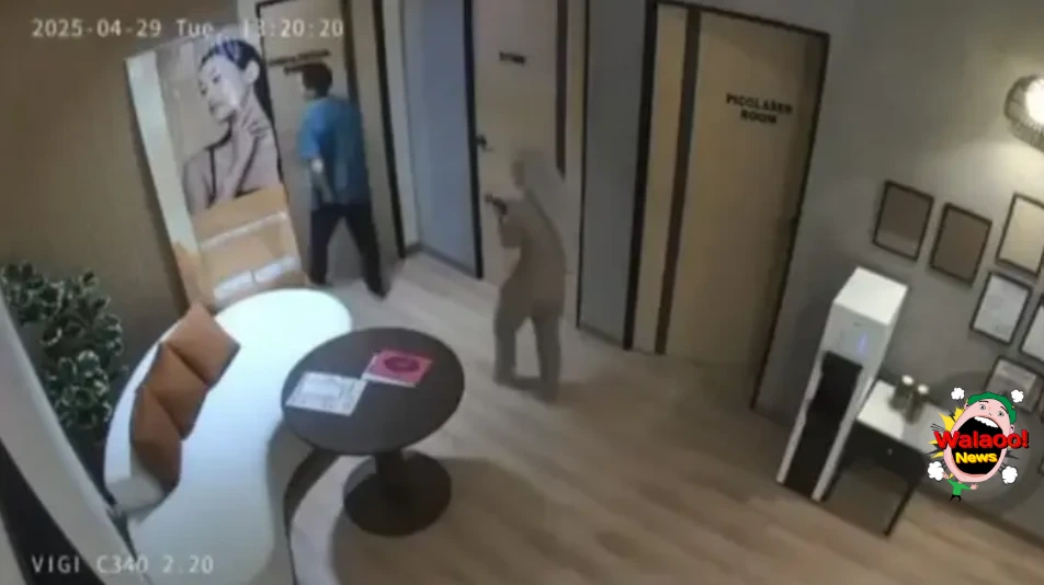 诊所监控截图，显示BMW医生推开诊所房门，穆斯林女护士紧随其后进入房间