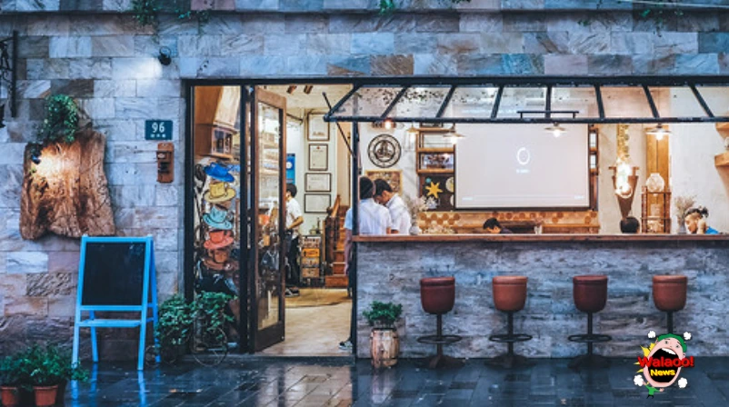 文青风格咖啡馆正门敞开，吧台与用餐区能见到顾客与店员