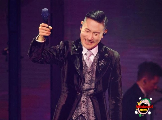 张学友带病坚持演唱，手握麦克风含泪微笑。