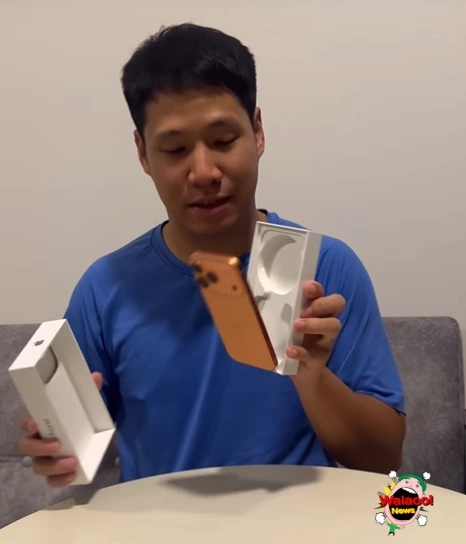 Dennis 拿着 iPhone 17 Pro 盒子展示橘色新机