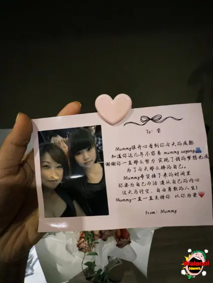 大颖手握一张母女合影和妈妈手写信，充满温馨与怀念