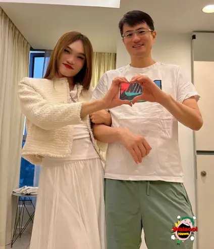 江昭上与白蒽在家中比心合影，展现真挚友情