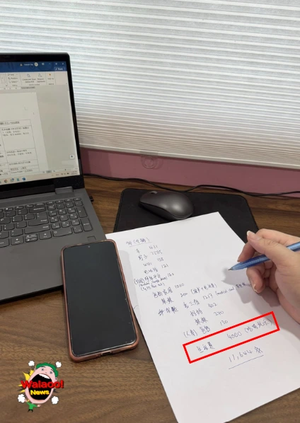 小哈尼在书桌前手写9月账单，生活费部分高达RM4000