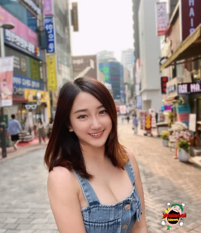YBB身穿牛仔连身裙街头亮相笑容灿烂