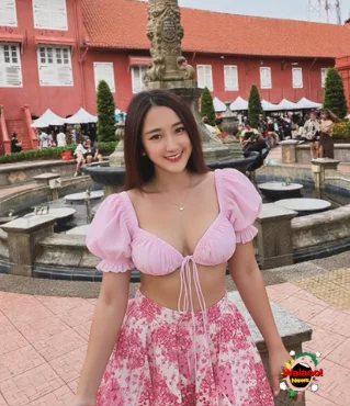 YBB身穿粉色短上衣与碎花裙在马六甲红屋前合影