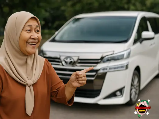 一名年长女子站在白色 Toyota Vellfire 前露出笑容并指向车辆，表情满意