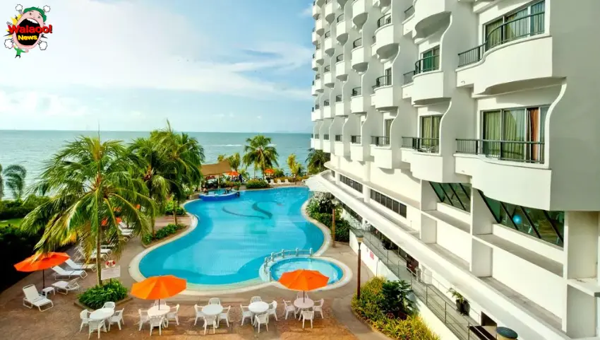槟城 Flamingo Hotel 海景泳池区 橙色遮阳伞与热带椰林环绕