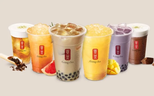 贡茶多款招牌饮品整齐摆放，包含珍珠奶茶、水果茶与芋圆奶昔