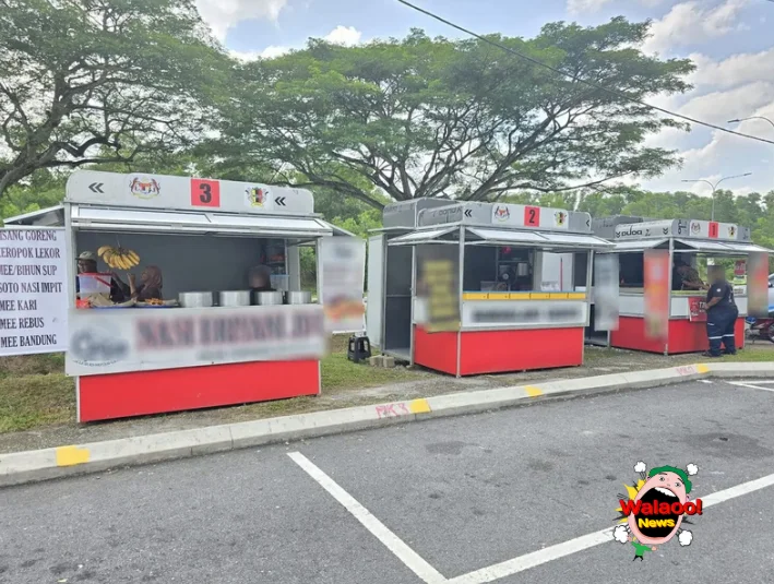 多间MyKiosk档口在路边搭建，小贩准备食材营业
