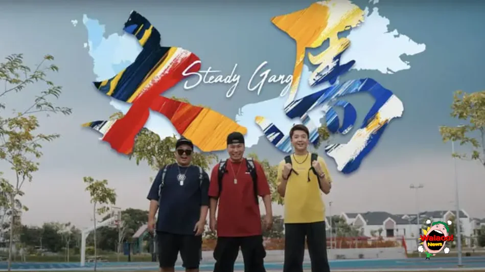 Steady Gang三位成员站在户外合影，背后显示大马字样与彩绘地图